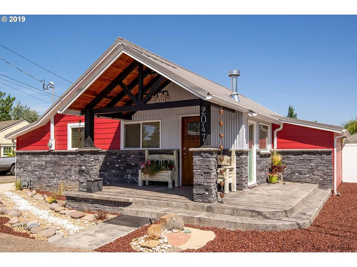 2047 Arthur St photo 1