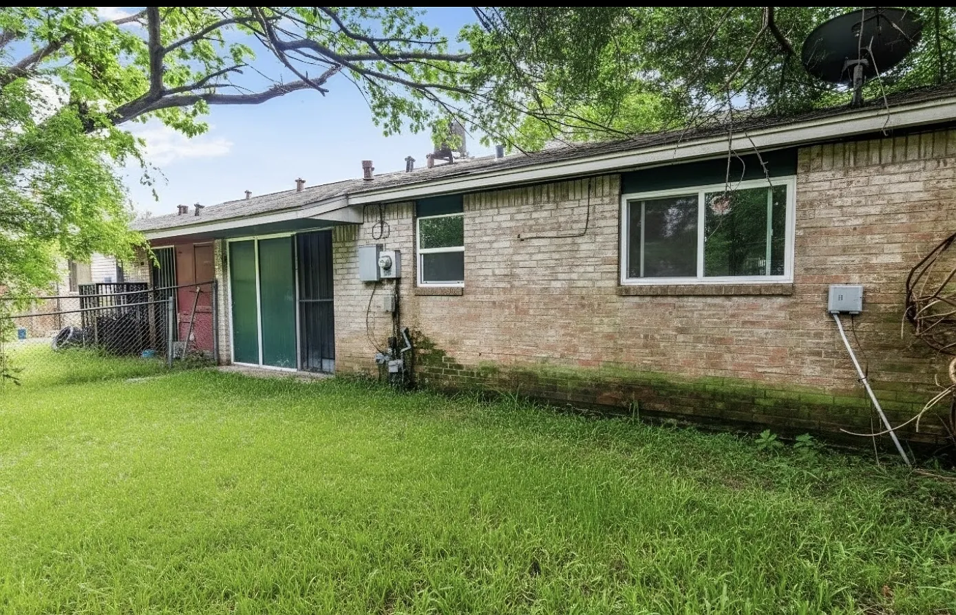 3 bed, 1100 sqft, $1,200 — Photo 2