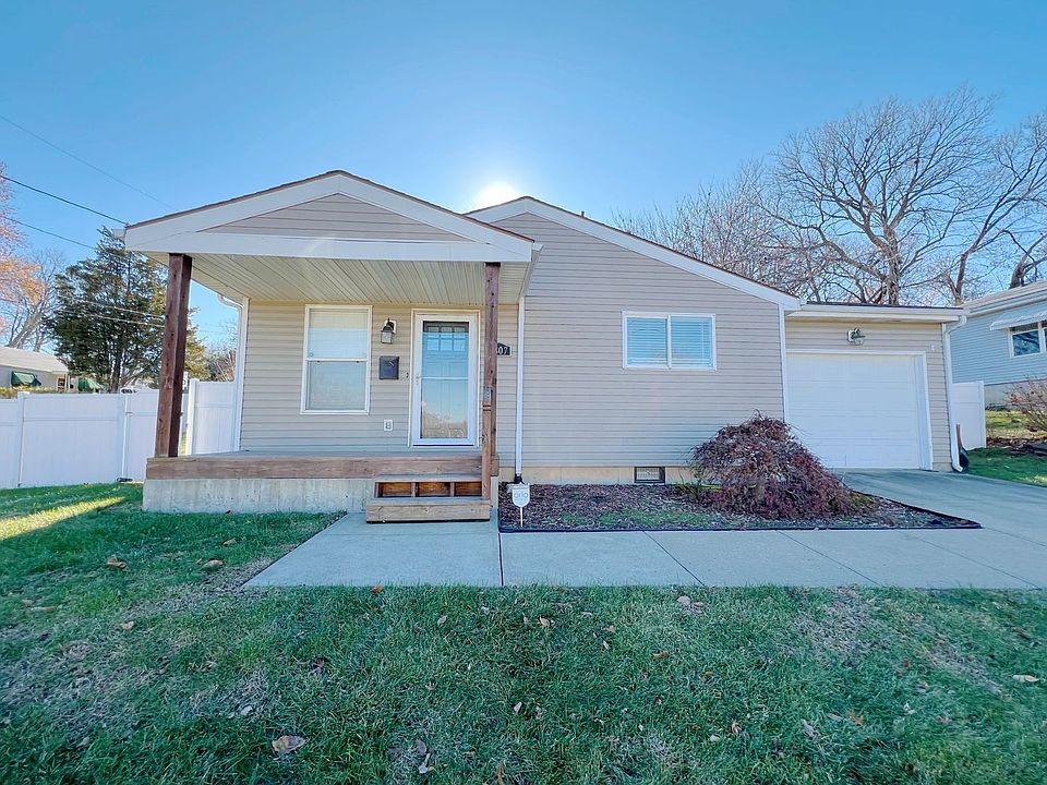 1st image of 2807 W 41st Ave