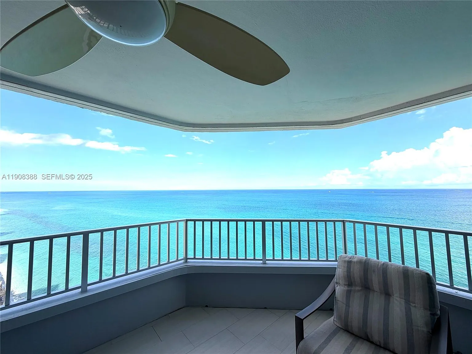 Corniche Condo — Photo 1