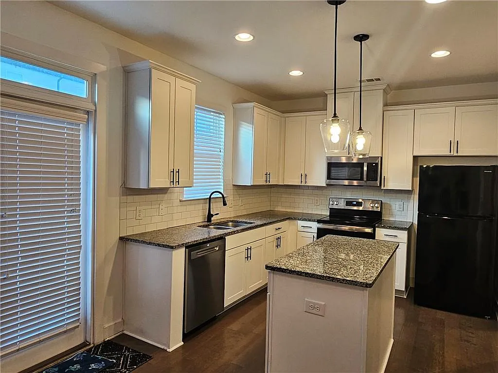 3 bed, 2.5 bath, 1786 sqft, $1,975 — Photo 4
