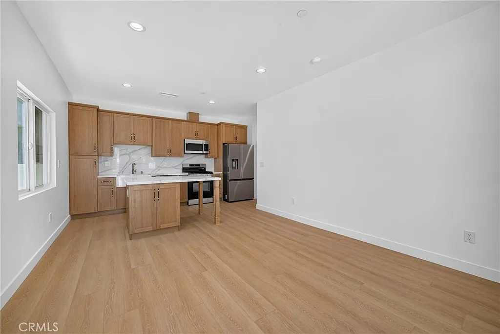 3 bed, 1100 sqft, $3,895 — Photo 3