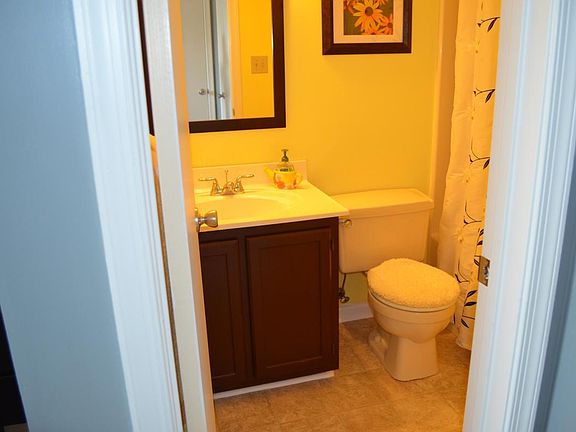 Second bedroom en suite bath