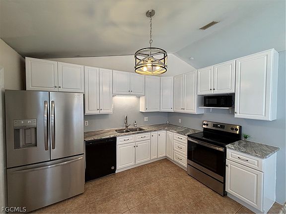 4th image of 2948 SW 5th Pl