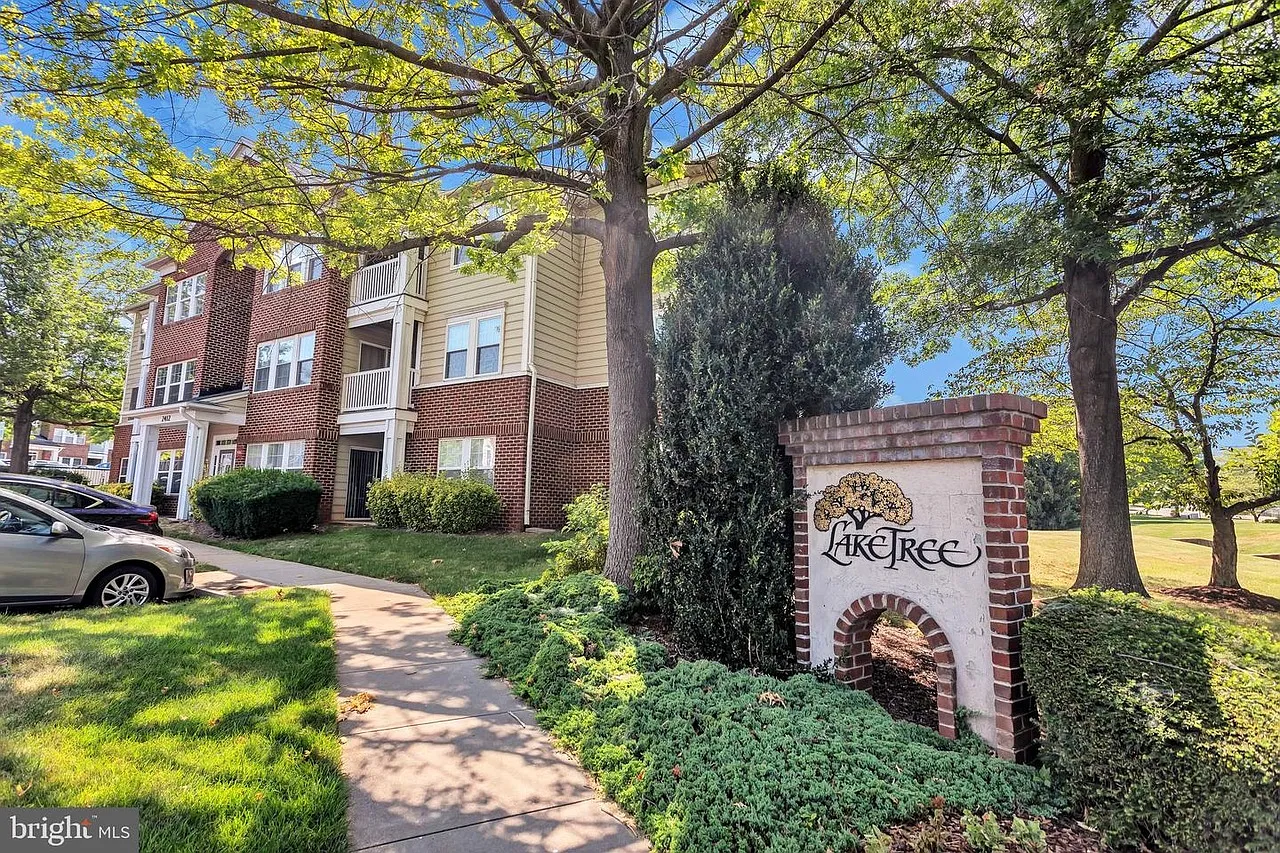 2 bed, 1057 sqft, $2,050 — Photo 2