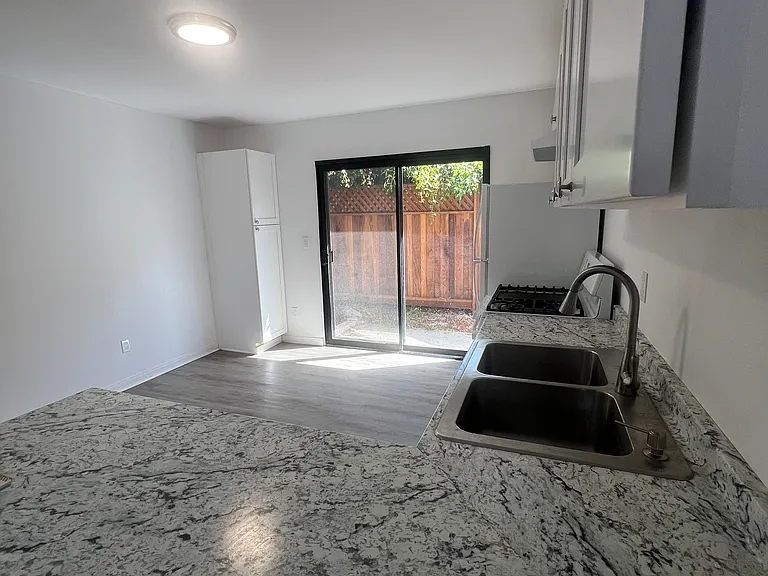 626 E De La Guerra St #C — Photo 12