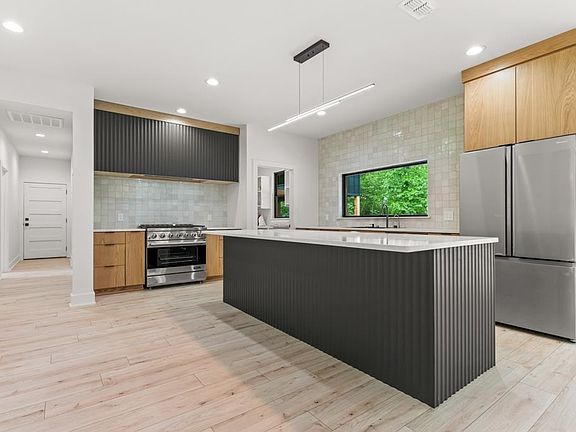 4th image of 2305 Fleetwood Dr