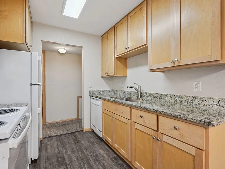Larpenteur Estates Apartments — Photo 41