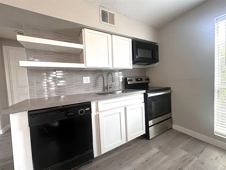 3214 Hutchins St #2 — Photo 5