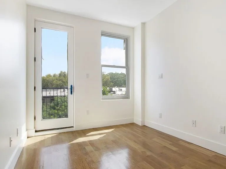 924 Myrtle Ave #4D — Photo 3