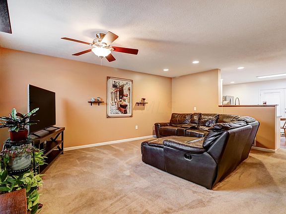 4th image of 381 Douglasfir Dr