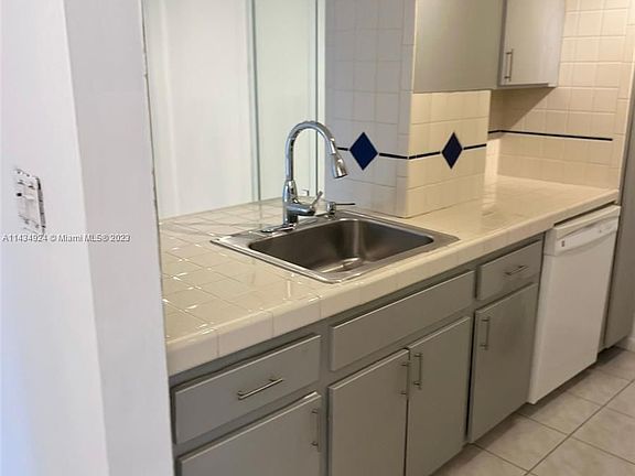 4th image of 16518 NE 26th Ave APT 402