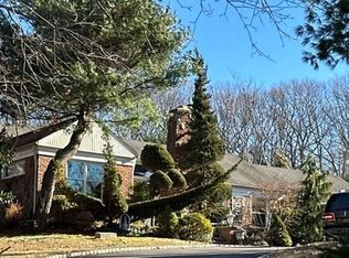 33 Fleets Cove Rd, Huntington, NY 11743