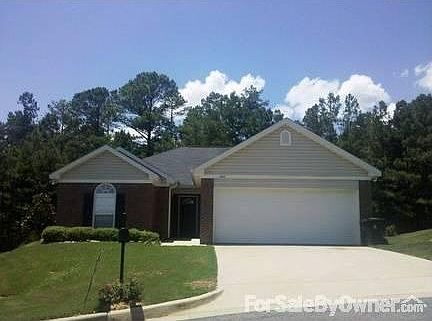 Quiet neighborhood with great neighbors! : Cul-de-sac view: 2 car garage with shelving system and at