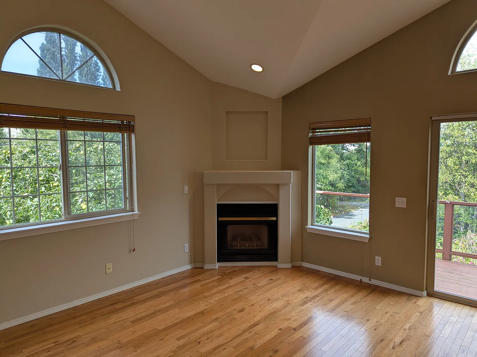 3 bed, 1220 sqft, $2,600 — Photo 3