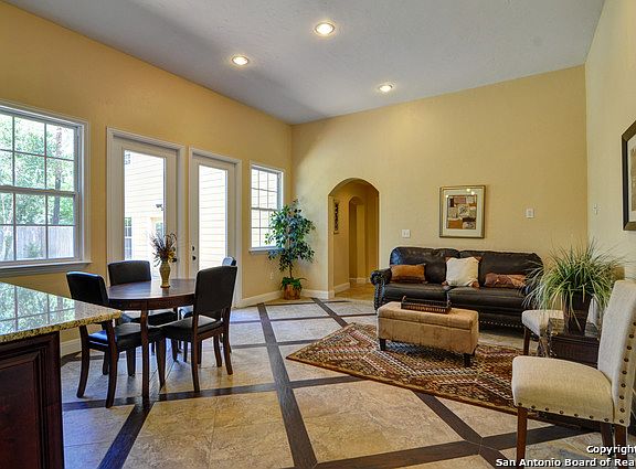 3rd image of 913 Ivy Ln
