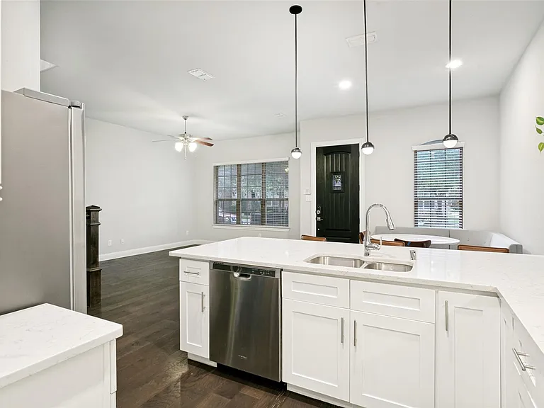 2209 Zenith Ave — Photo 10
