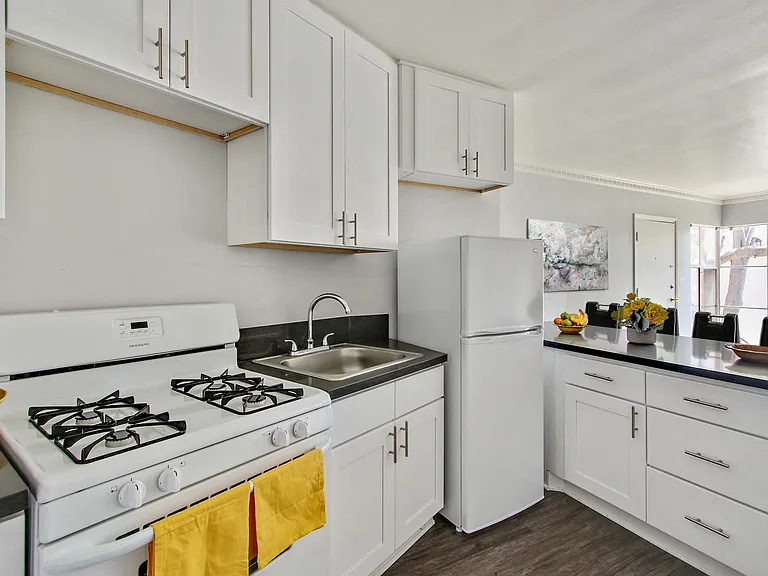 Levering Apartments — Photo 24