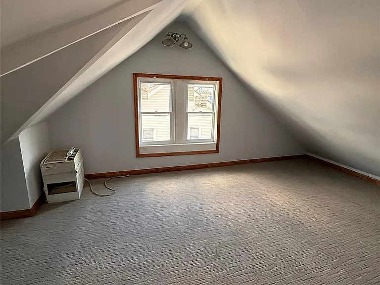 21734 Hempstead Ave — Photo 4