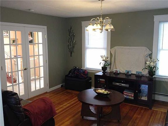 4th image of 134 Vine St
