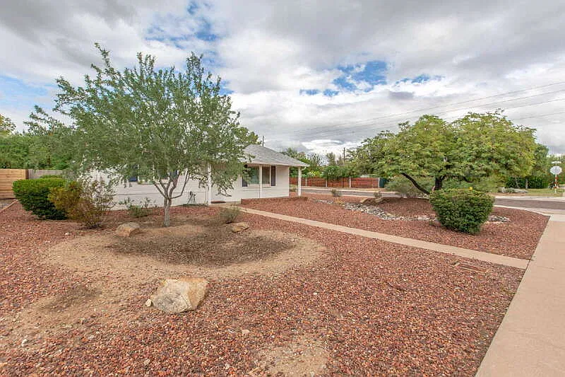 3 bed, 2.0 bath, 1327 sqft, $2,600 — Photo 2