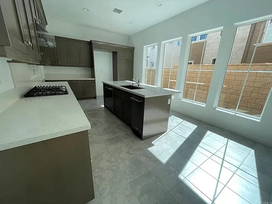 4 bed, 2399 sqft, $6,000 — Photo 2