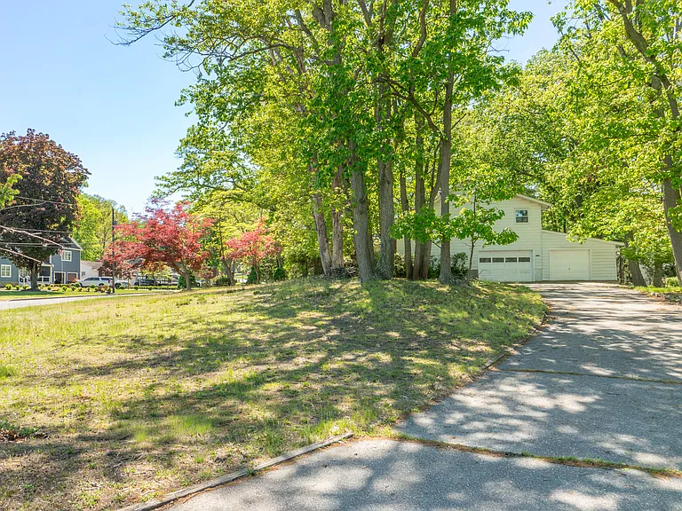 21 Hamilton Ave — Photo 49