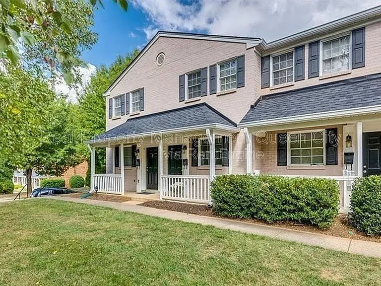 1224 Green Oaks Ln #B — Photo 1
