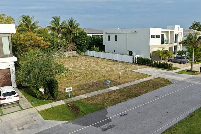 1st image of 1001 NE 3rd Avenue