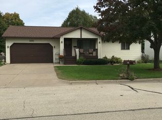 1221 N 6th St, Manchester, IA 52057