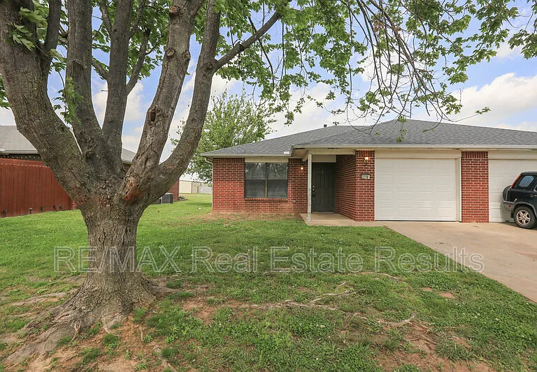 2219 W Roselawn St — Photo 1