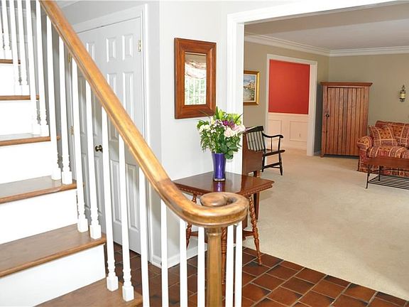 3rd image of 40 Oak Meadow Trl