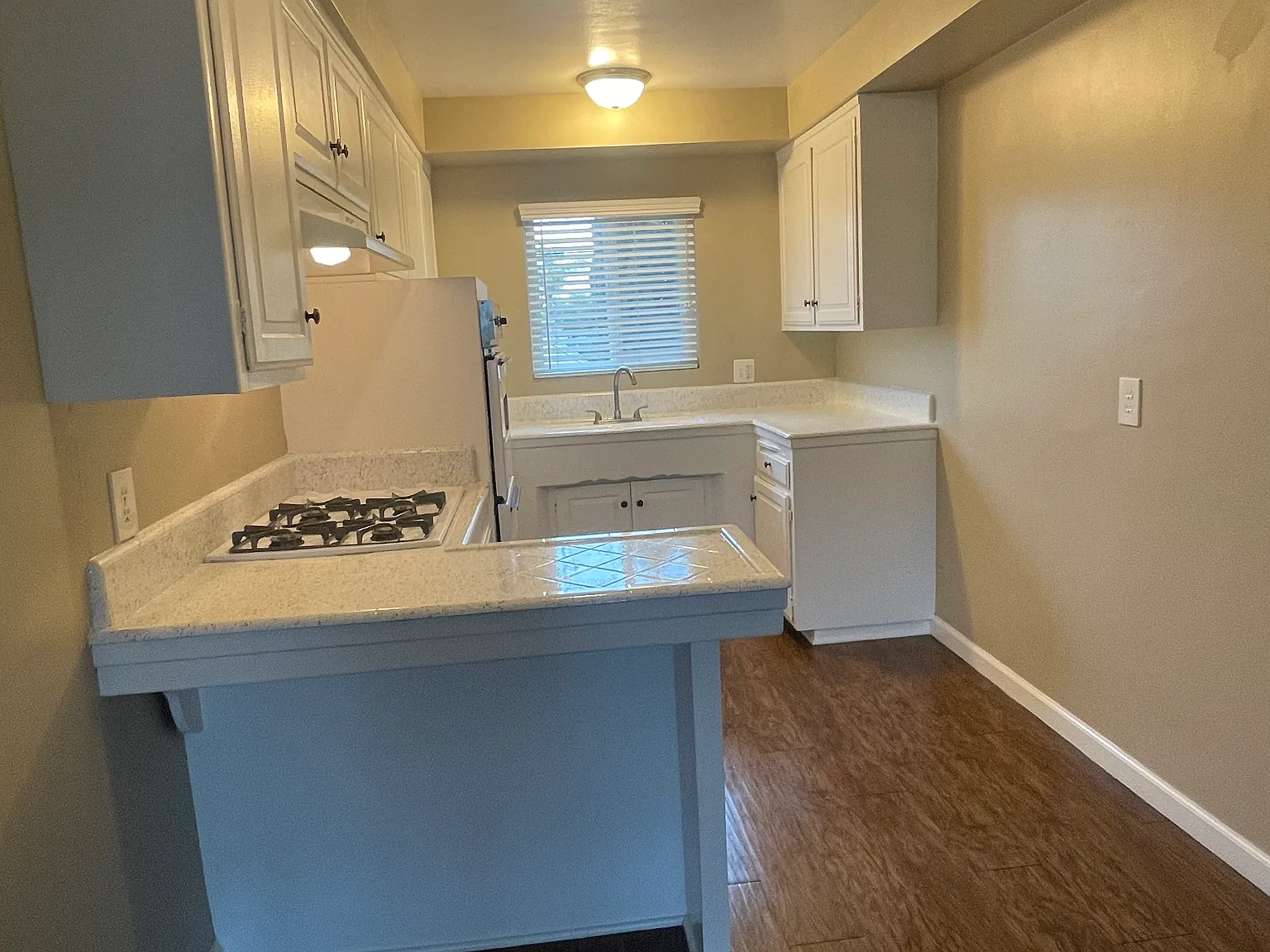921 S Park Cir — Photo 2