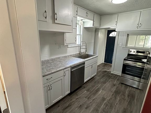 2nd image of 2115 Omaha St