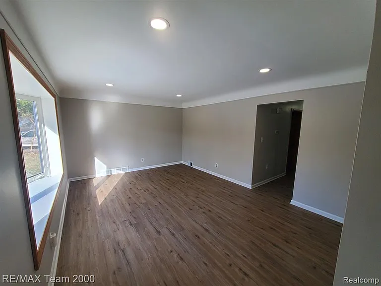 4565 Universal St — Photo 6