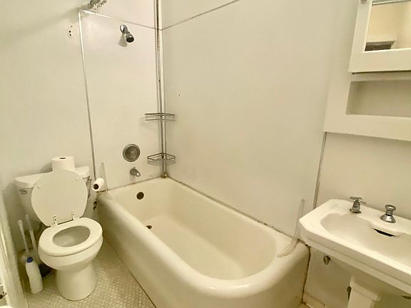 5th image of 2330 Larkin St APT 22