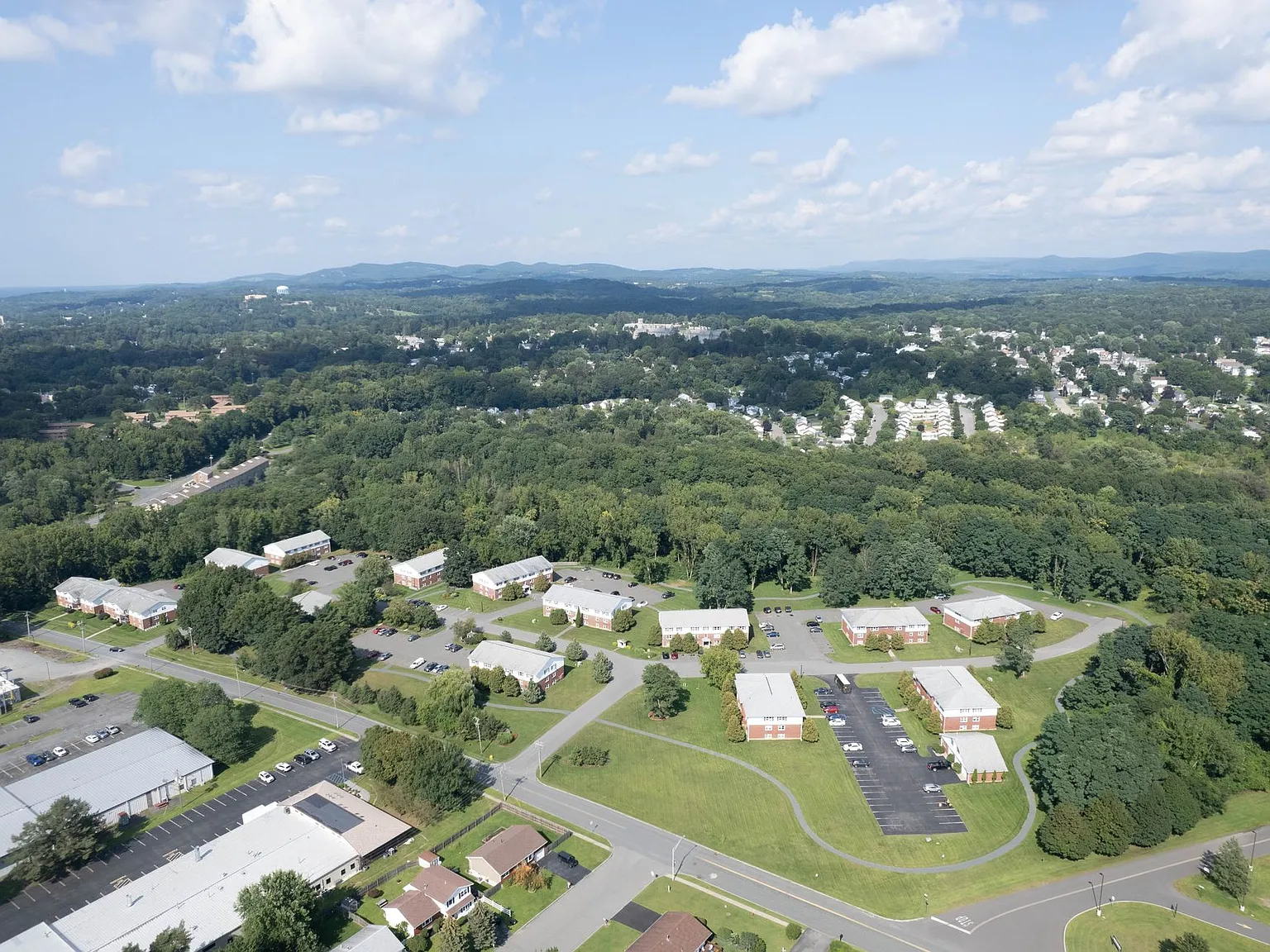 Country Gardens Apartments — Photo 1