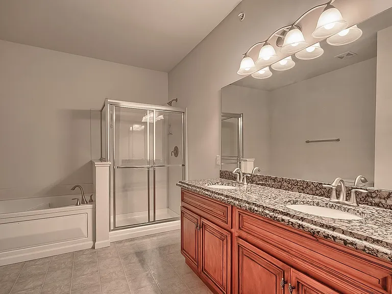 (065) Oakridge Apartments — Photo 11