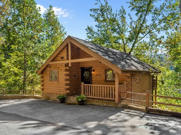 1235 Honeysuckle Ln, Sevierville, TN 37876