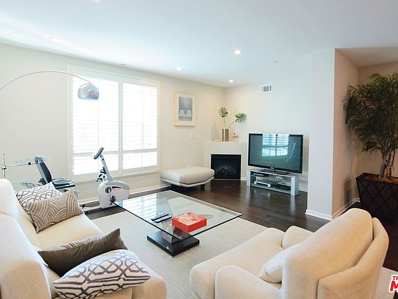 4th image of 637 S Fairfax Ave APT 304