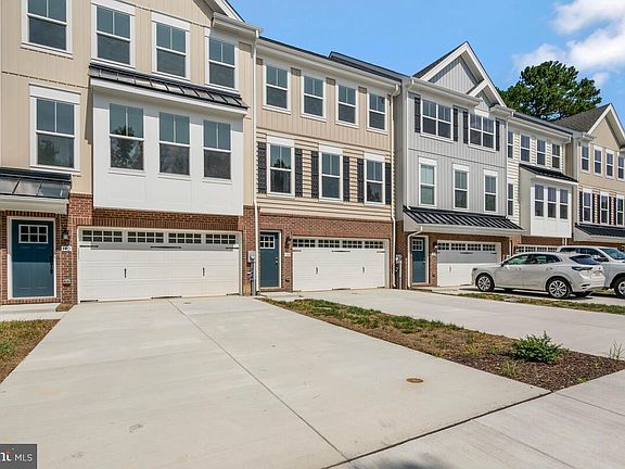 2nd image of 130 Oyster Bay Pl #B4