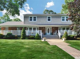 1 Club Ct, Holtsville, NY 11742