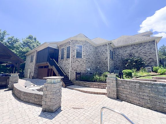 3rd image of 1858 Pebble Brook Dr