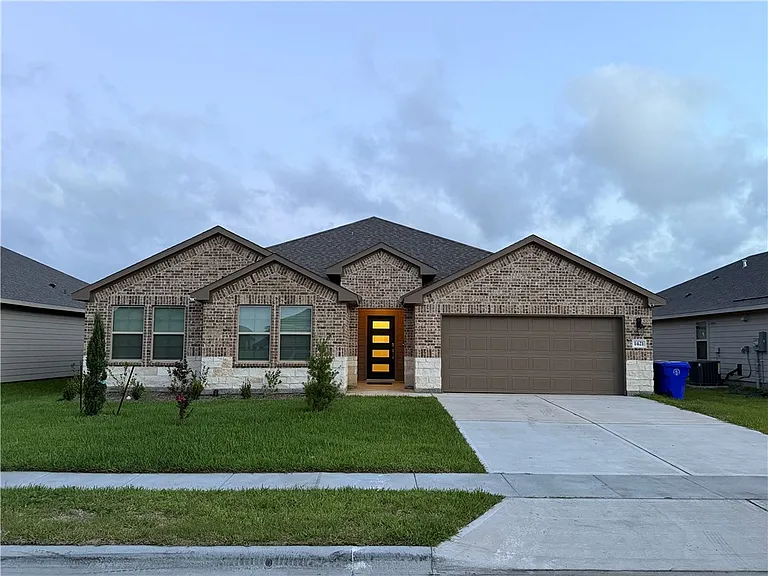 1421 Irigoyen St — Photo 1