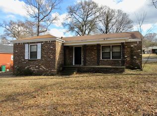 14 Rambling Rd, Palestine, TX 75801