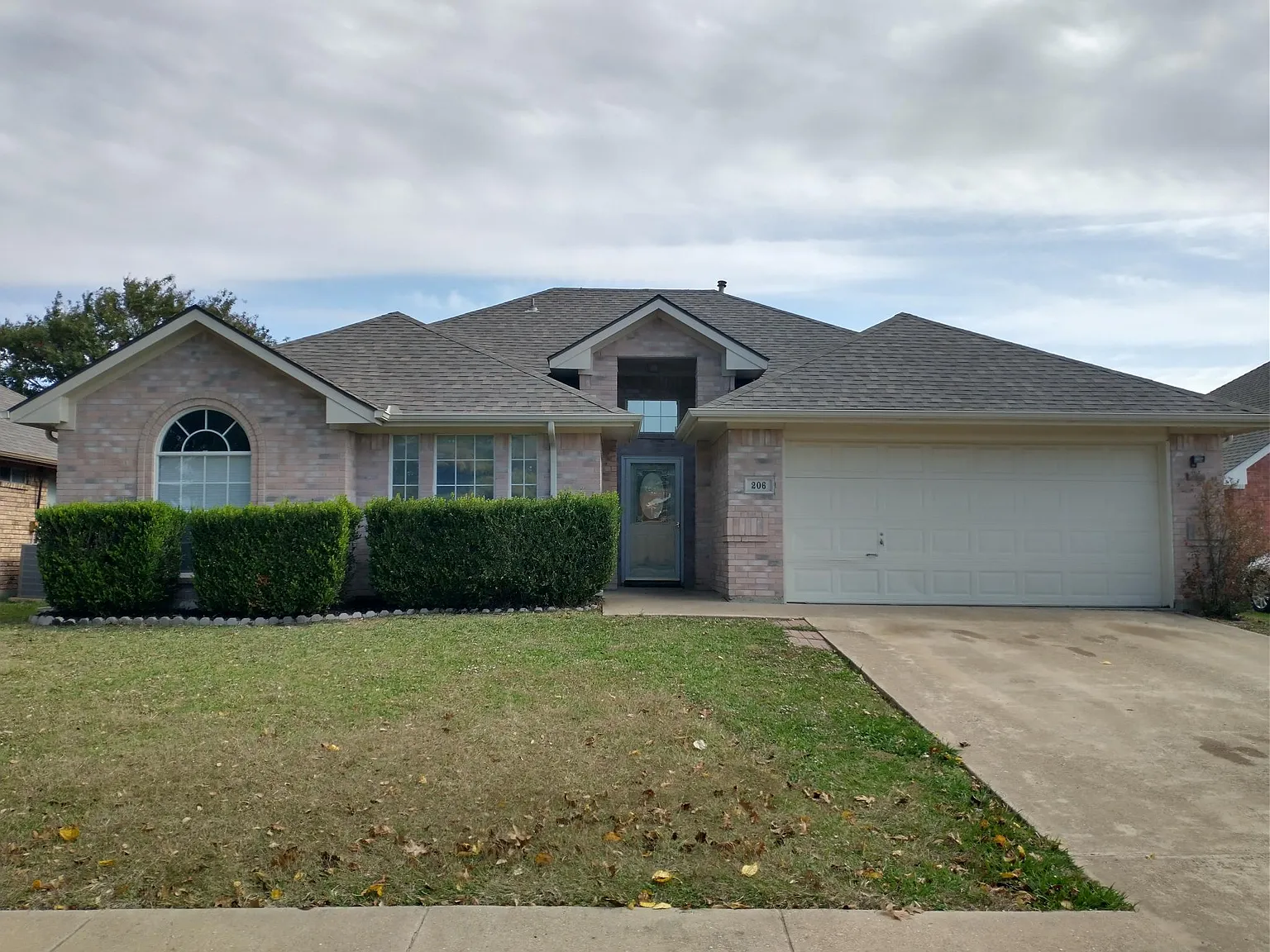 3 bed, 1325 sqft, $1,980 — Photo 1