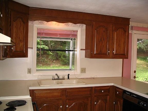 nice cabs with walkout to patio