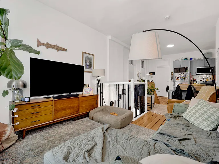 1140 N Winchester Ave #1F — Photo 4