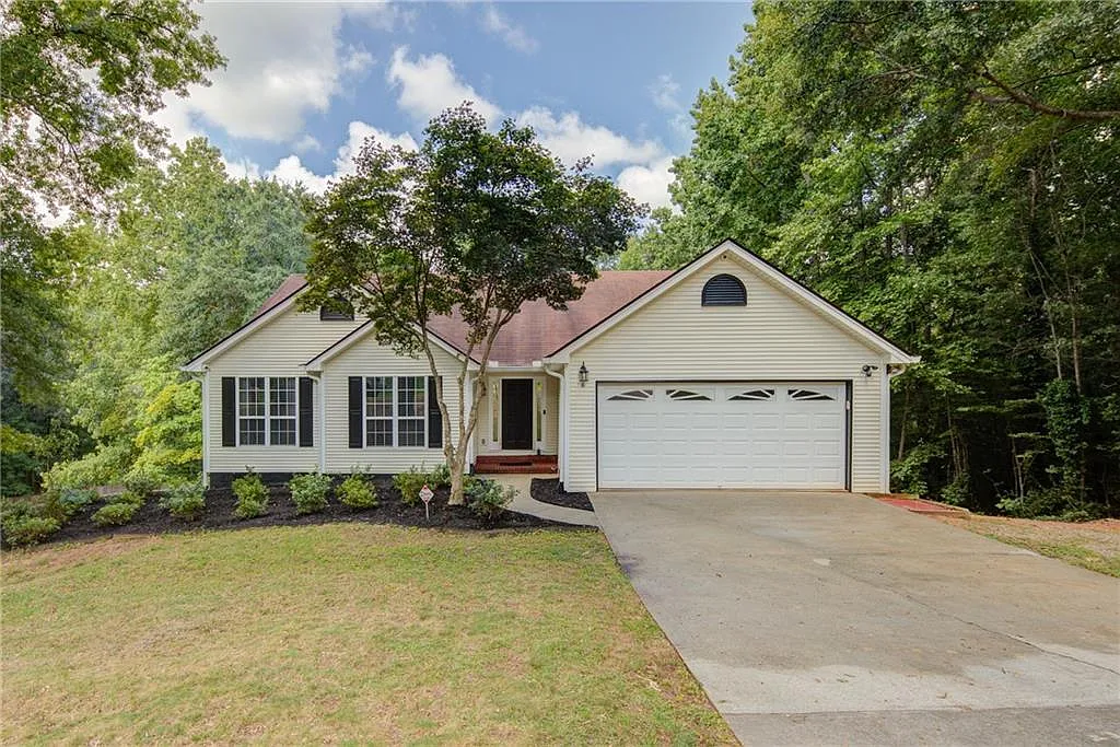 3 bed, 2.0 bath, 2414 sqft, $2,990 — Photo 2