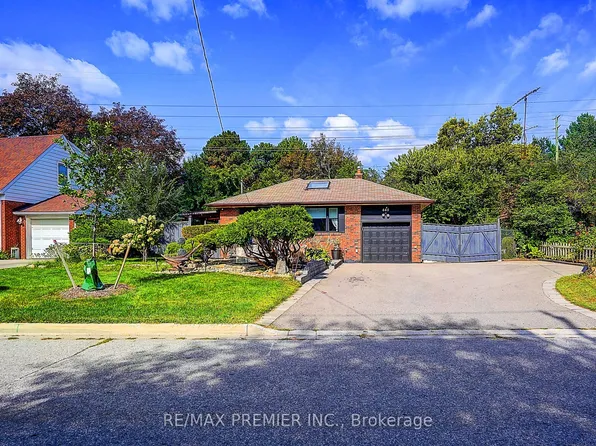 445 Selsey Dr N, Mississauga, ON L5A 1B7
